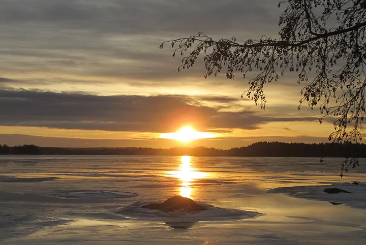 Auringonlasku järvellä.