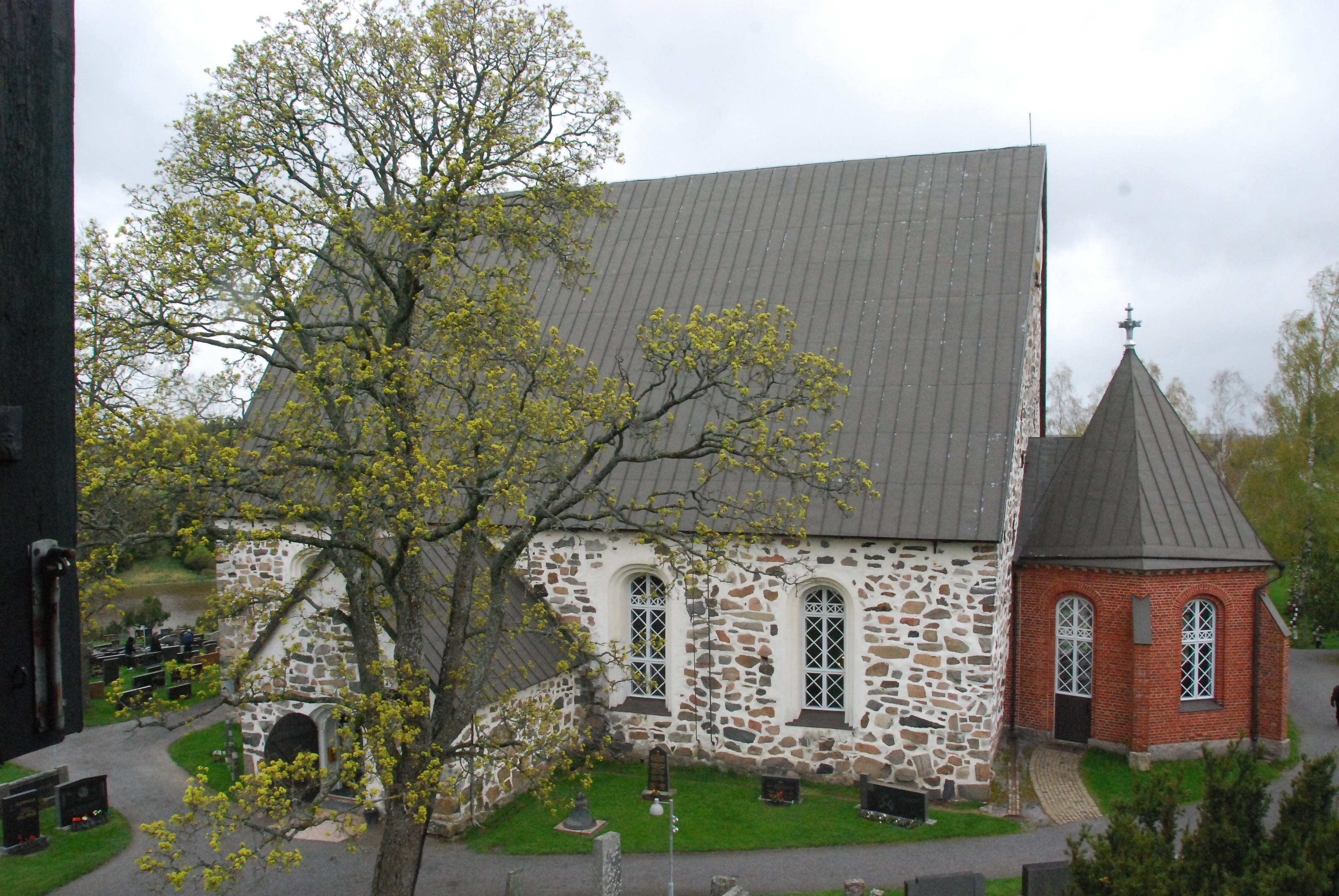 Liedon kirkko keväällä kuvattuna ylhäältä kellotapulista.