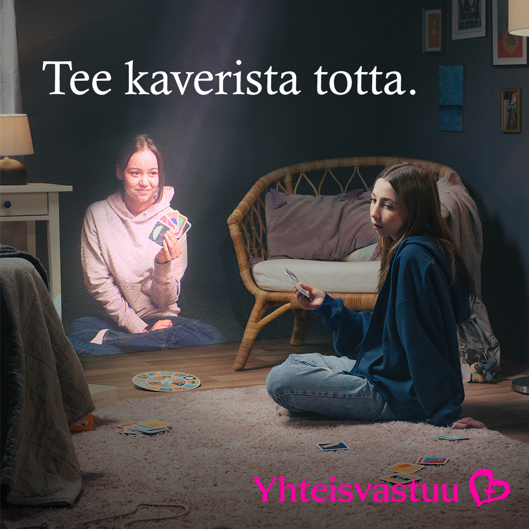 Yhteisvastuukeräyksen kampanjakuvassa kaksi nuorta pelaavat korttia. Tekstinä tee kaverista totta.