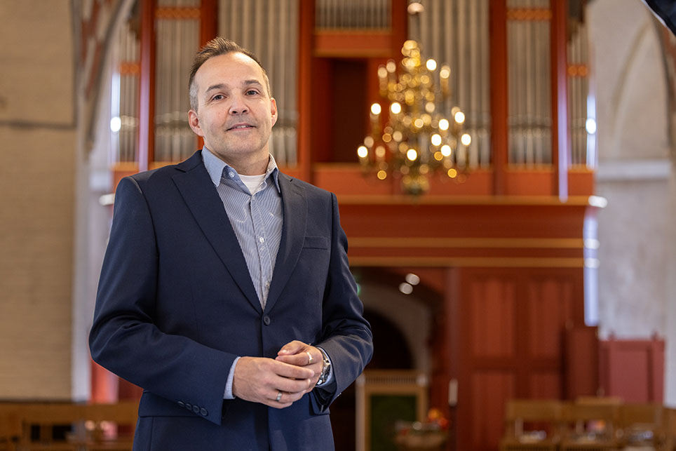 Tomi Satomaa ja taustalla Liedon kirkon urkua.