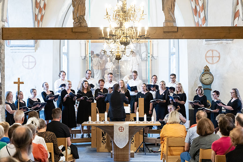 Musica Vocale -kuoro laulaa konsertissa Liedon kirkossa alttarin takana.