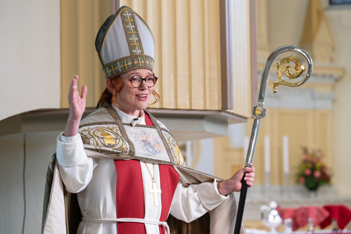 Piispa Mari Parkkinen vihkimysmessussa piispanasussa, hiippa päässä ja sauva kädessä.