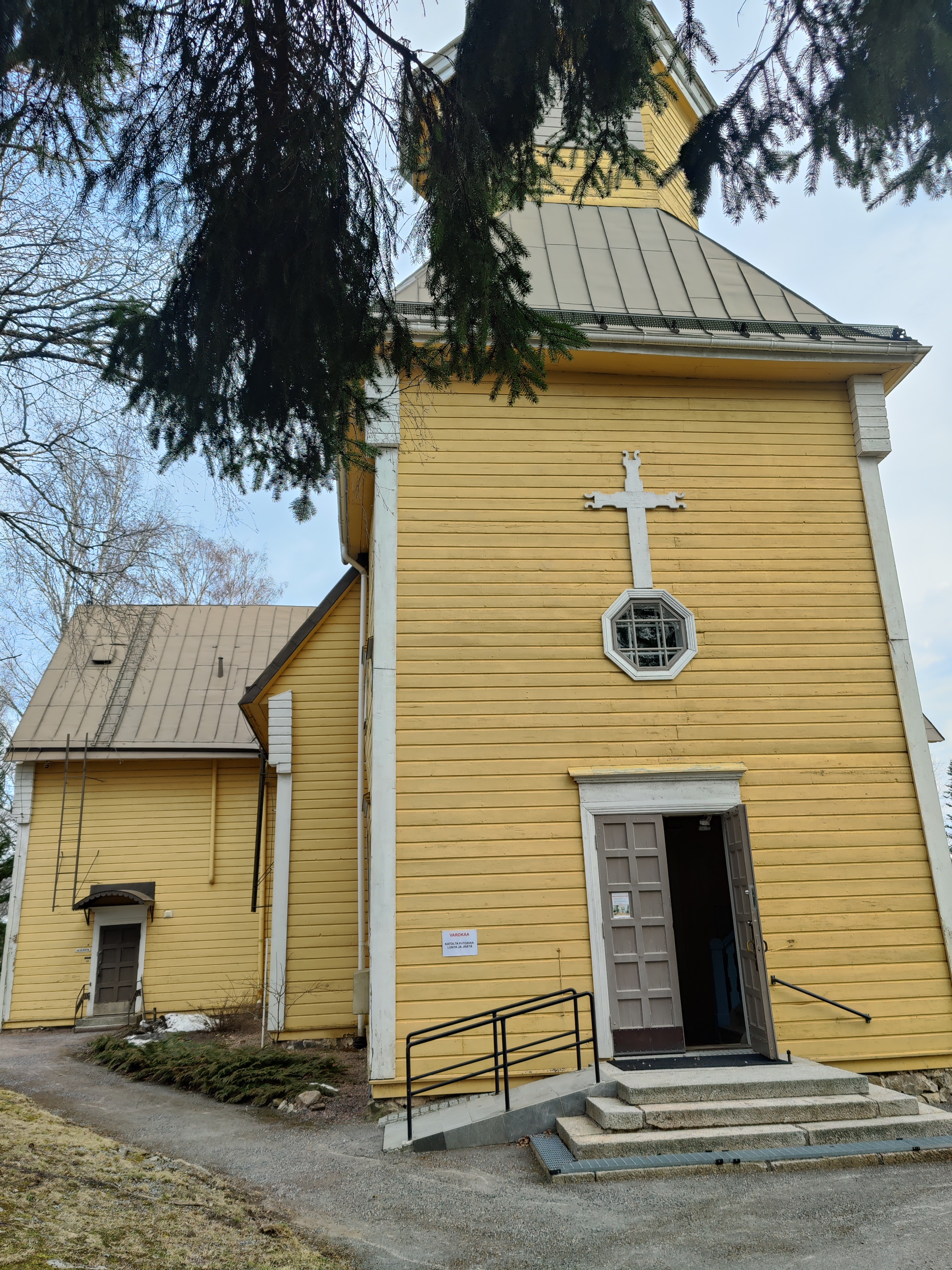Kuva Tarvasjoen kirkosta, ovi on auki.