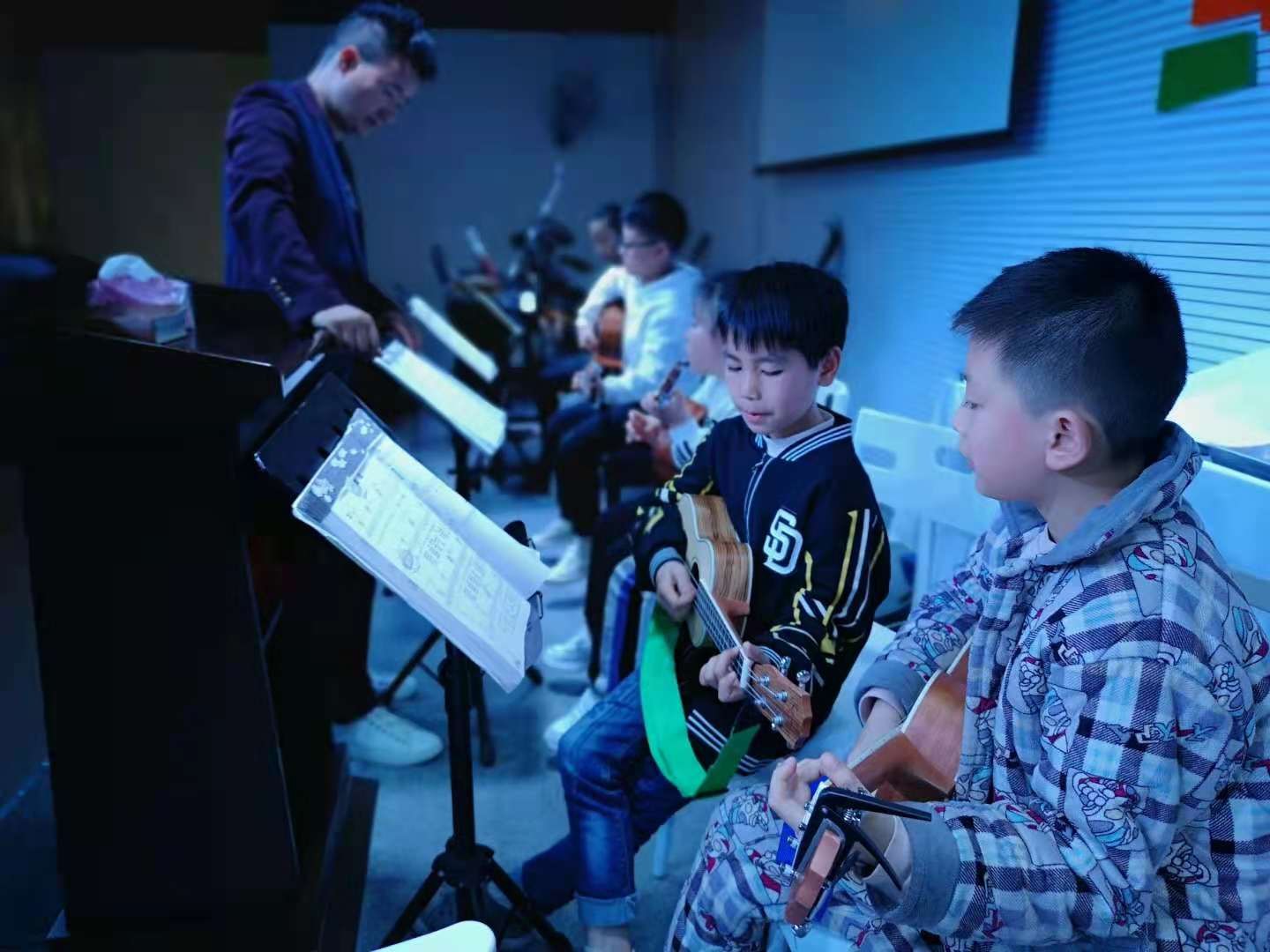 Kiinalaisia lapsia soittamassa kitaraa. 