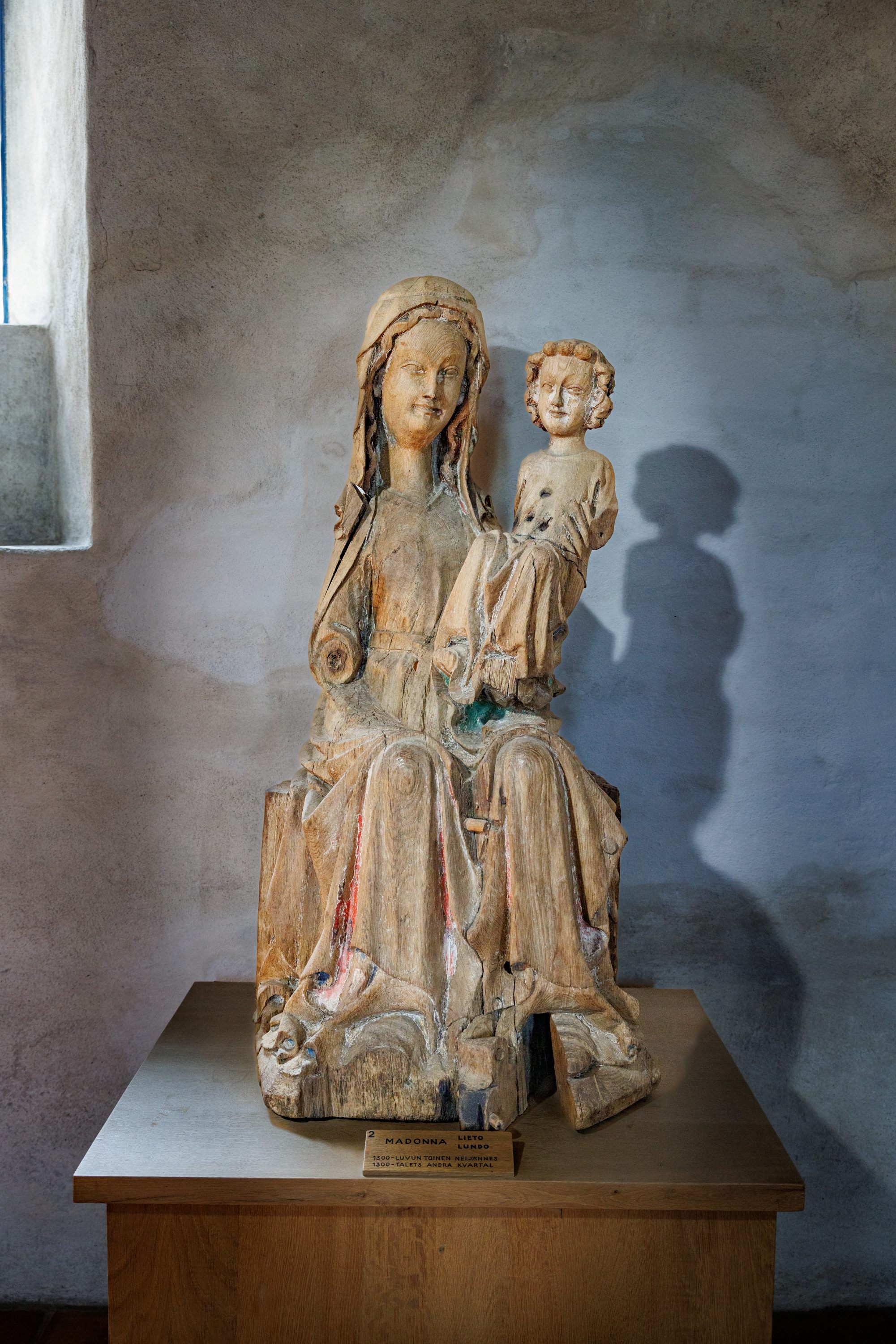 Keskiaikainen puinen pyhimysveistos Liedon Madonna eli Maria sylissään istuva Jeesus-lapsi.