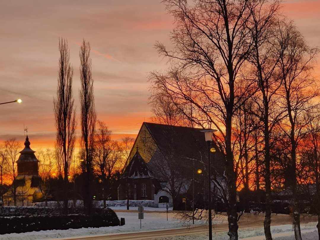 Liedon kirkko auringonlaskussa talvella.