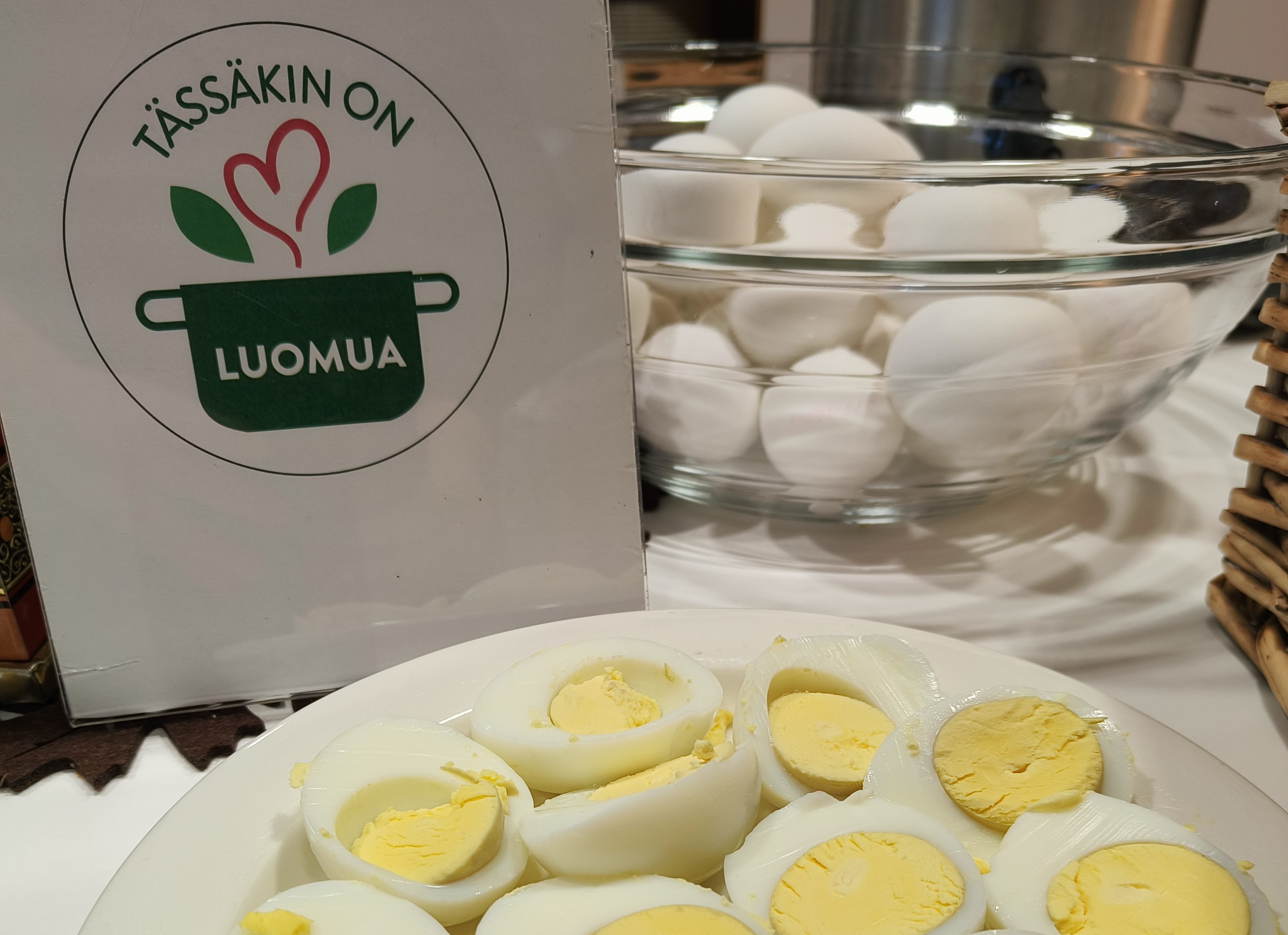 Kananmunia ja kyltti, jossa lukee tässäkin on luomua.