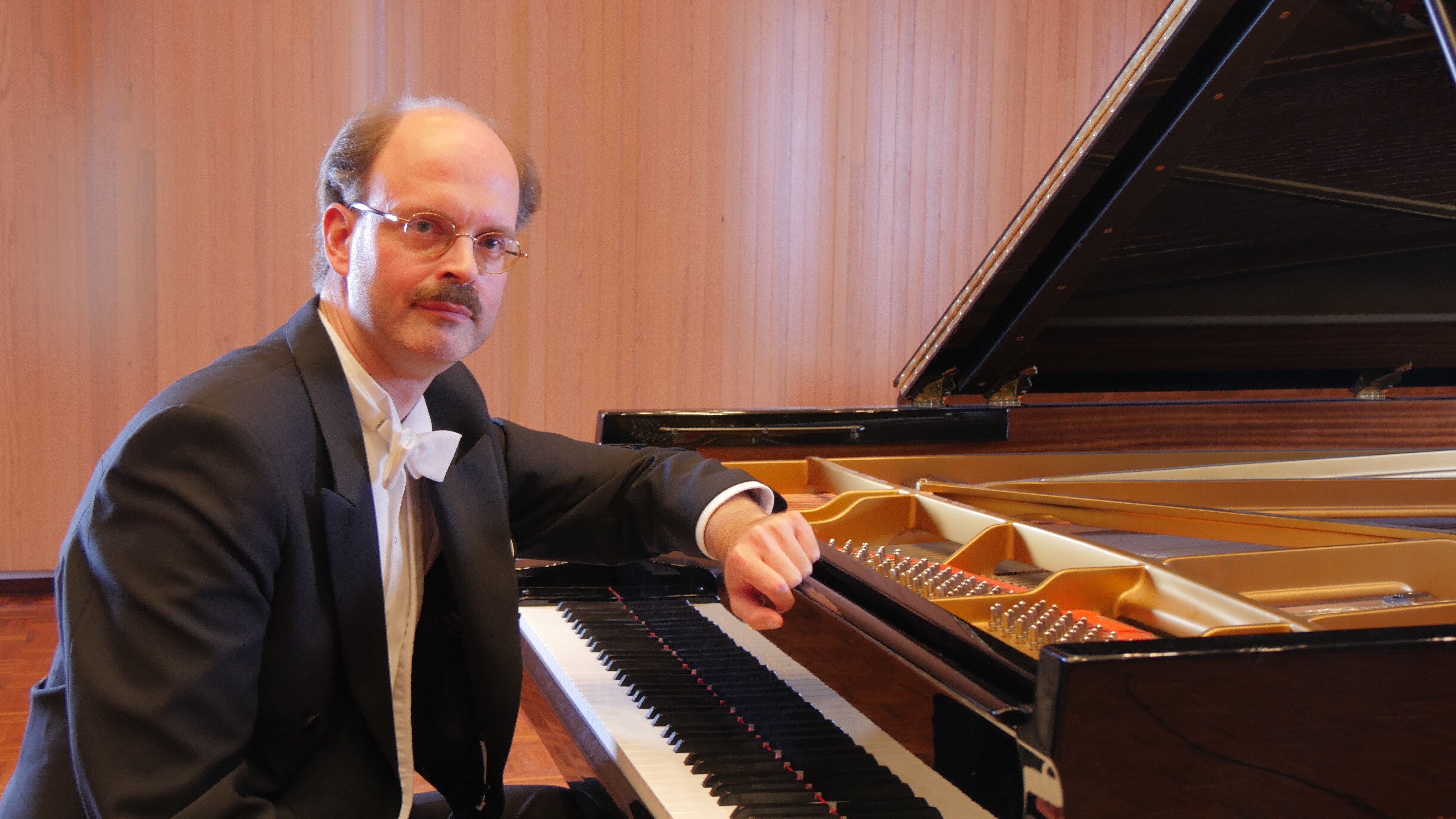 Pianisti flyygelin ääressä.