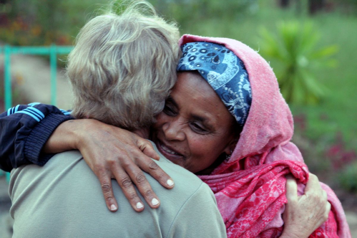 Etiopalaisnainen halaa toista naista. Suomen Lähetysseuran kuva.