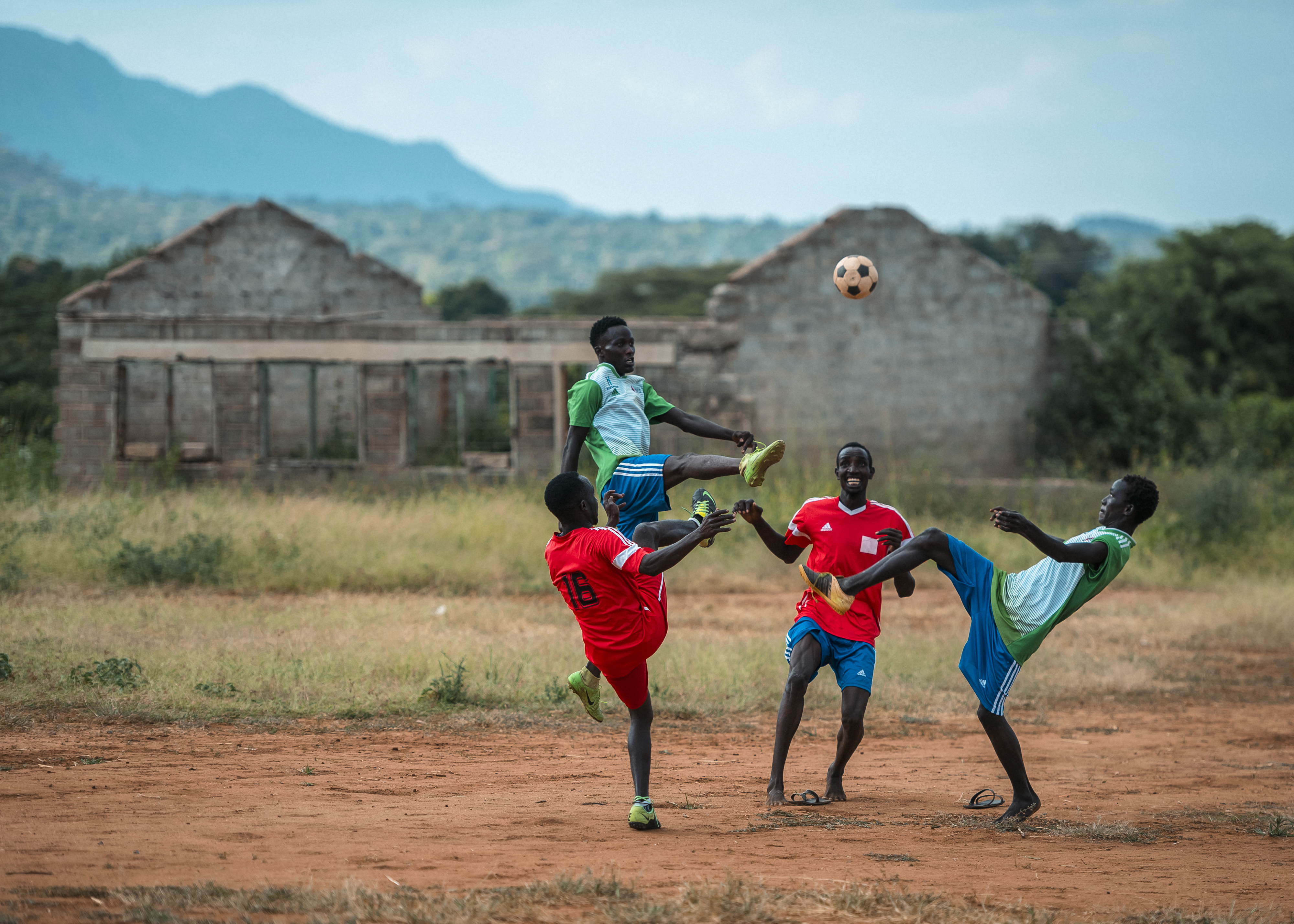 Kirkon Ulkomaanavun kuva afrikkalaisia nuoria pelaamassa jalkapalloa.