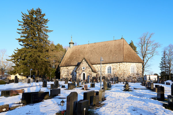 Piikkiön kirkko ja hautausmaata talvella.