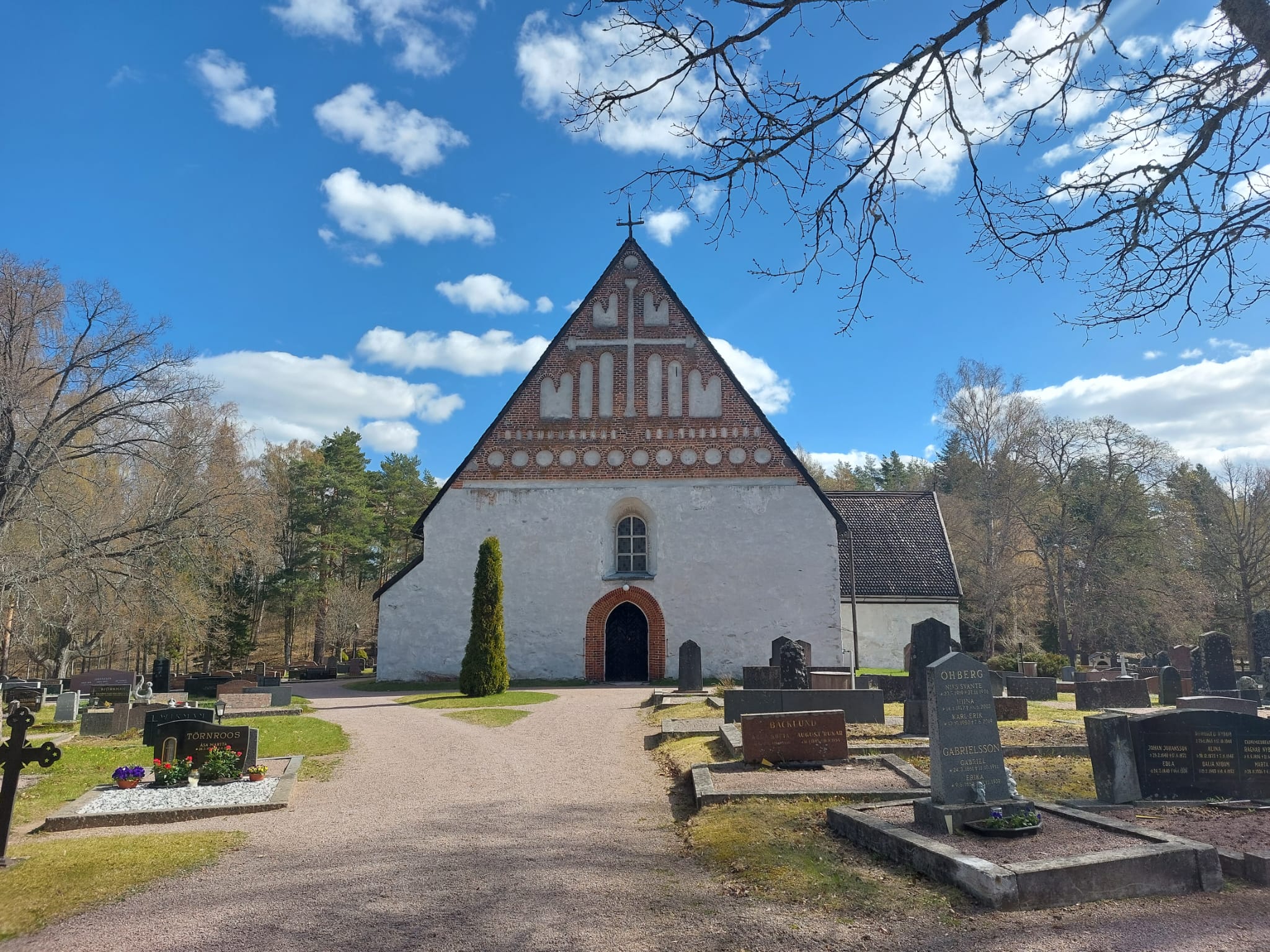 Kivikirkko, kiveä, tiiltä, hautausmaata.