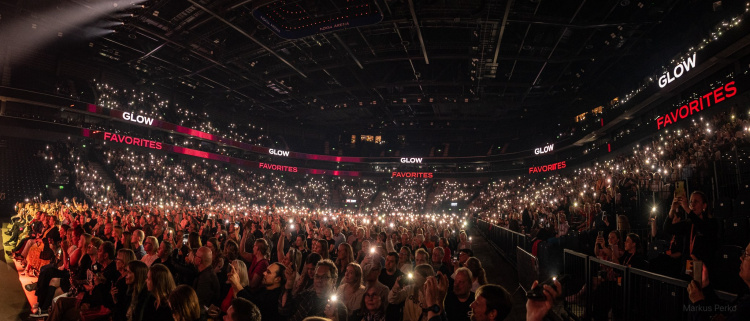 panoraamakuva Glow-festivaalista, koko halli täynnä yleisöä 