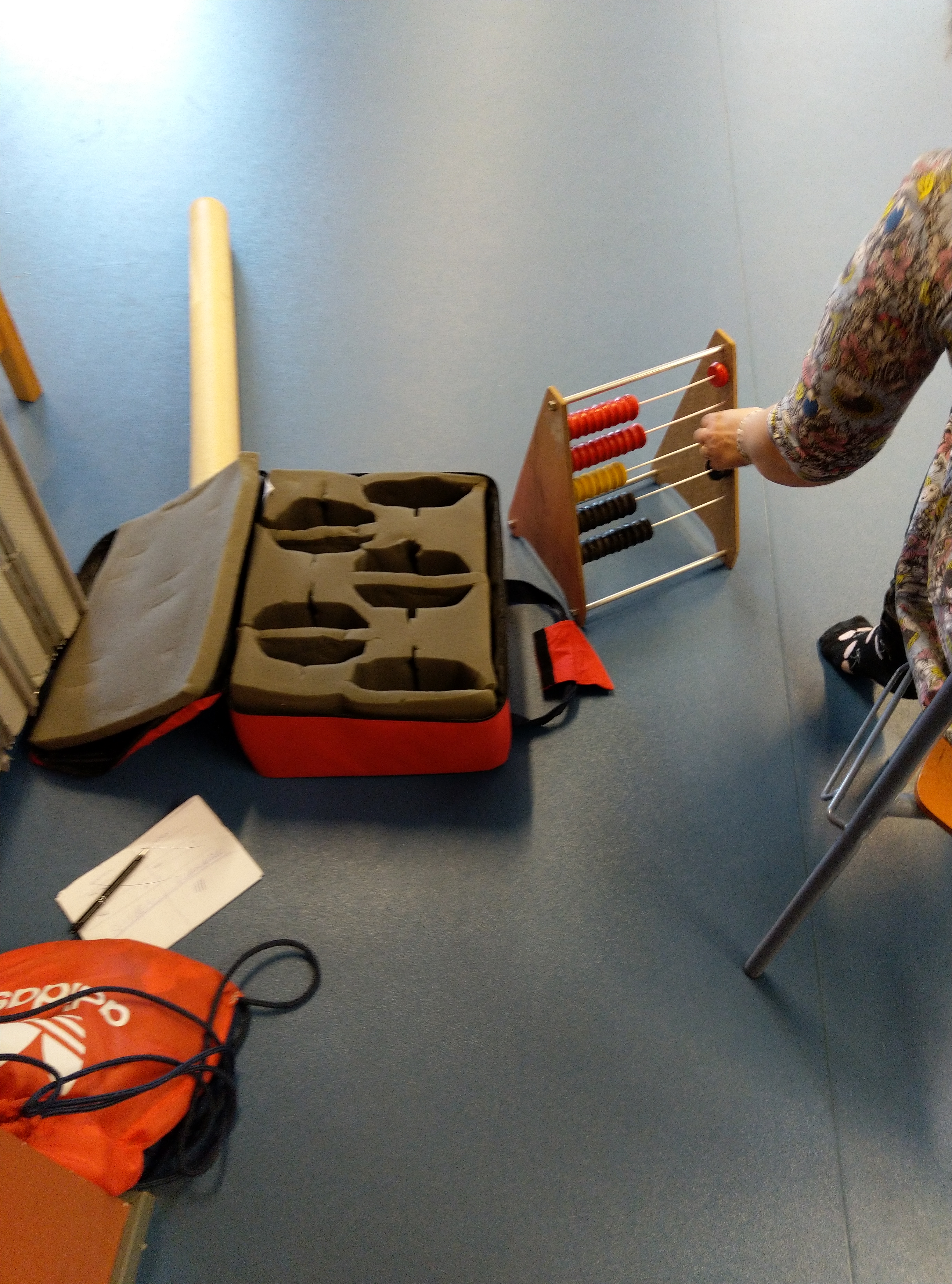 Curlingpelivälineet.