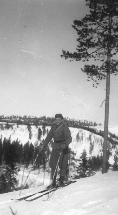 Vanhassa talvisodan aikaisessa mustavalkoisessa kuvassa sotilas suksilla.