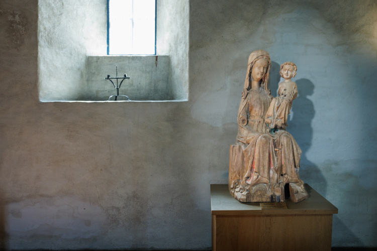 Keskiajalta oleva puinen Liedon Madonna -pyhimysveistos Mariasta ja Jeesus-lapsesta.