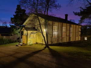 Littoisten kirkko iltahämärässä ulkoa päin.