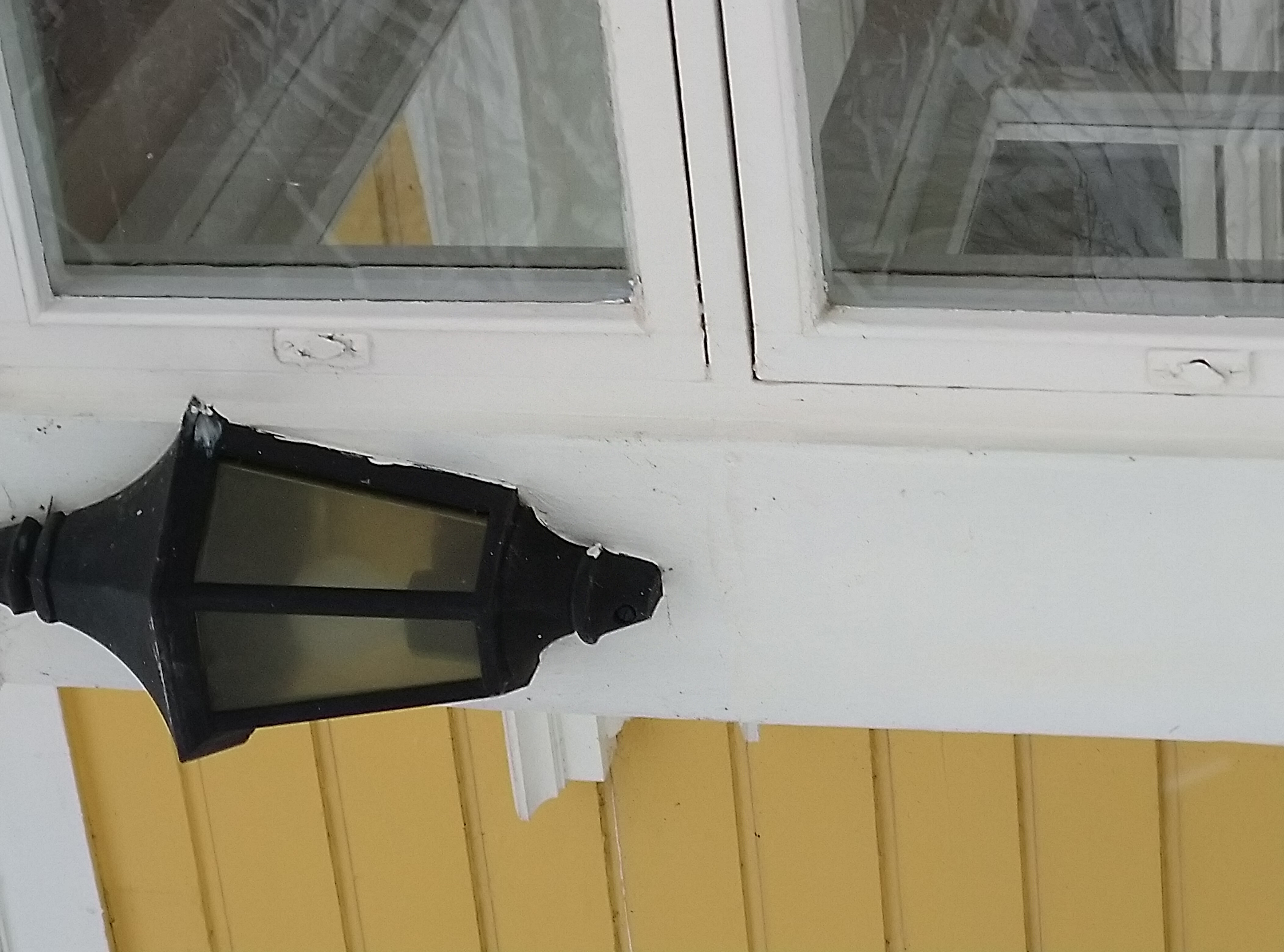 Liedon pappilan ulkoseinällä lyhty. 