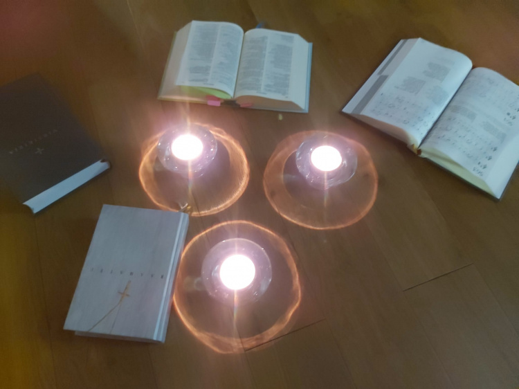 kynttilöitä ja Raamattuja