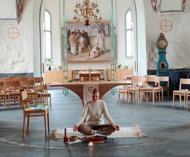 Hiljaisuuden jooga® Liedon kirkossa hiljaisuuden joogan ohjaaja.