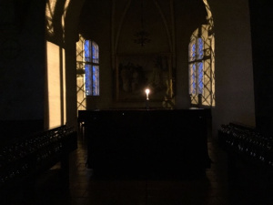 Pimeässä kiirastorstain alttarin yksi kynttilä Liedon kirkossa.  