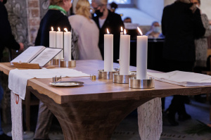 Liedon kirkon alttari kynttilöineen.