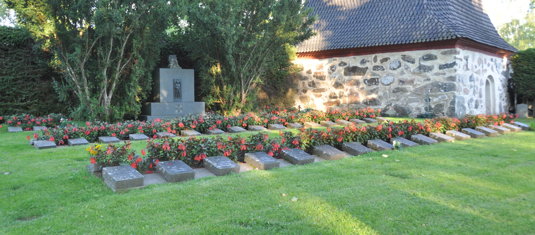 Avaa kuva isommaksi Liedon kirkon hautausmaa_2013 (2)_XL.