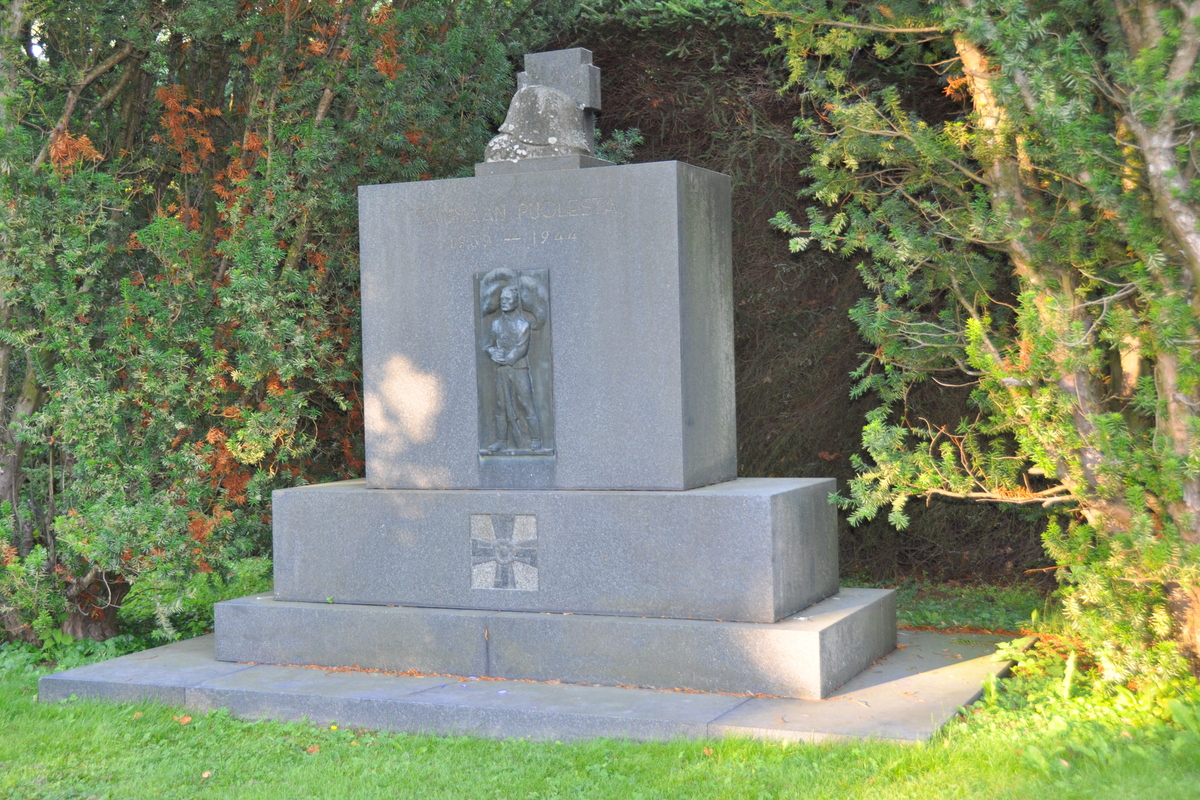 Avaa kuva isommaksi Liedon kirkon hautausmaa_2013 (5)_L.