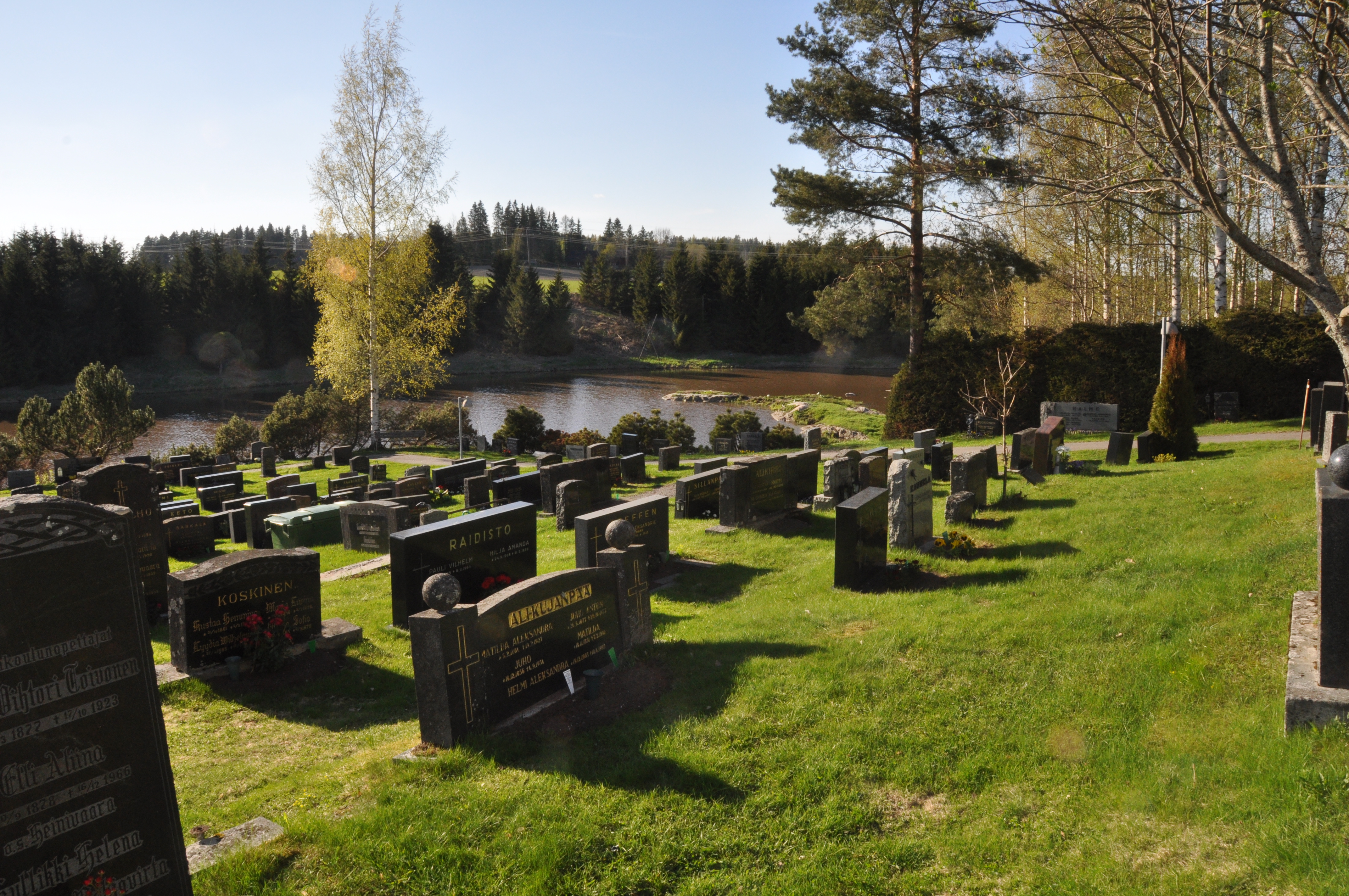 Avaa kuva isommaksi kirkon hautausmaa (7).