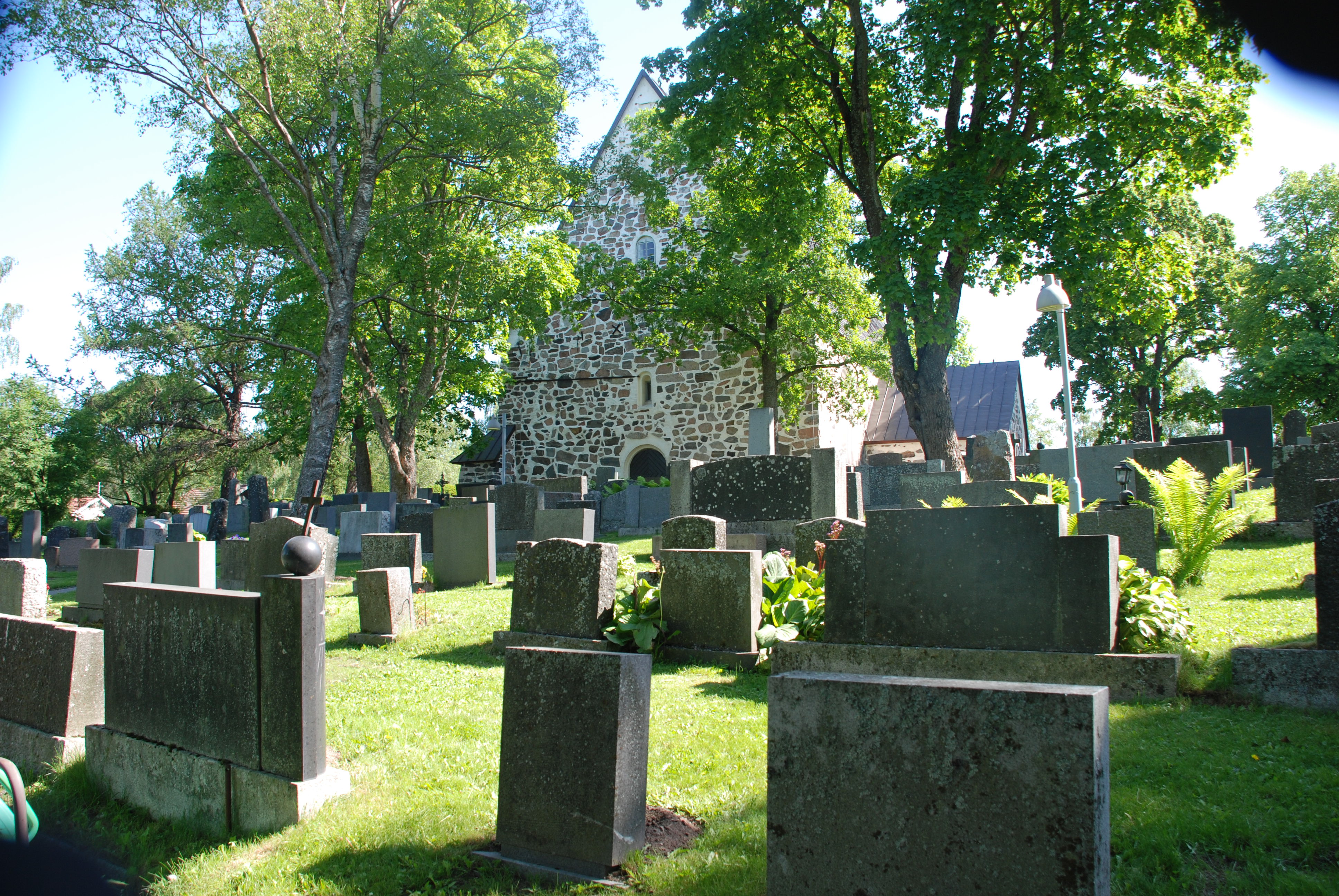 kirkon hautausmaa.jpg