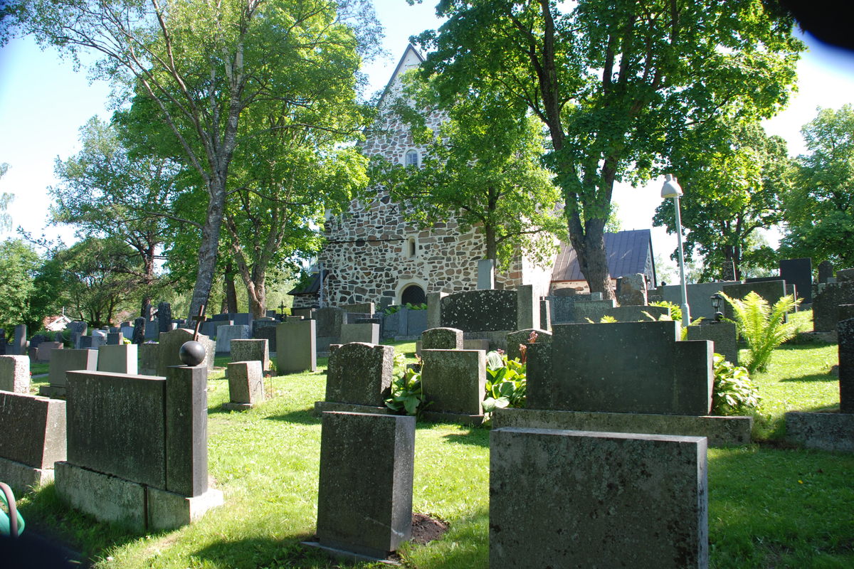 kirkon hautausmaa_L.jpg