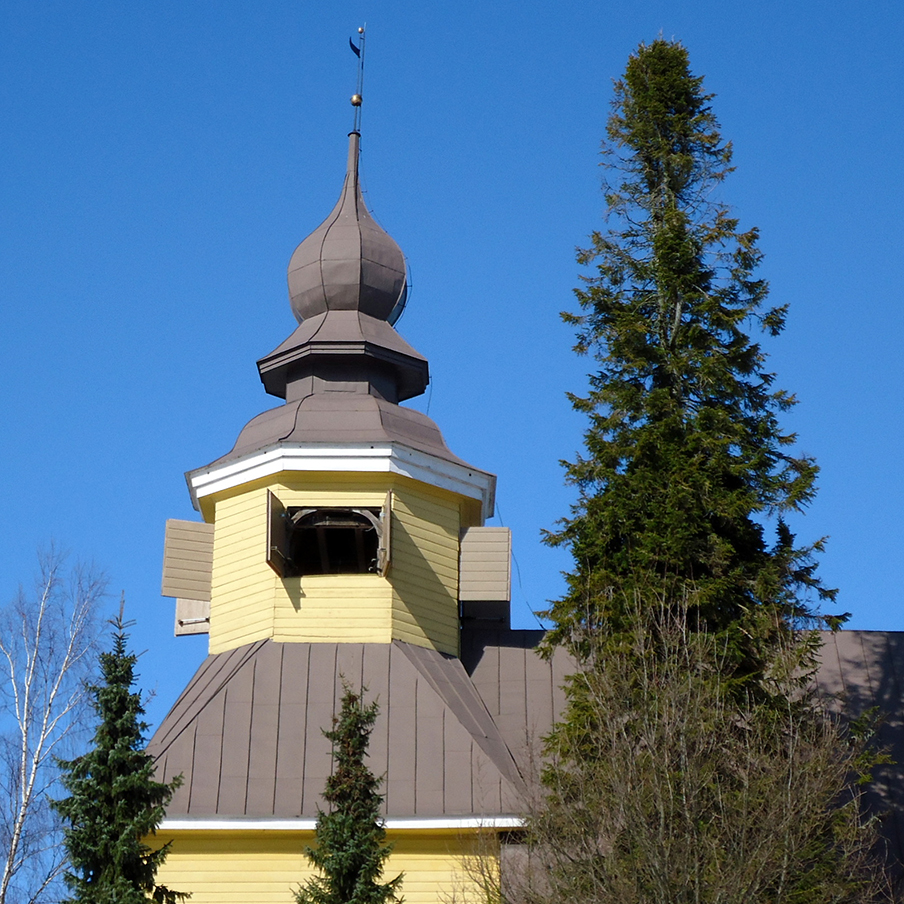 Tarvasjoen kirkon kellotorni tornin luukut avoinna. 