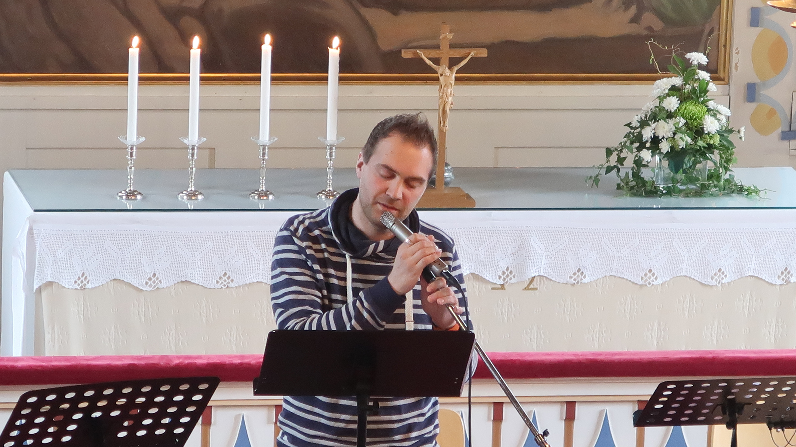 Juha Markko laulaa Tarvasjoen kirkossa.