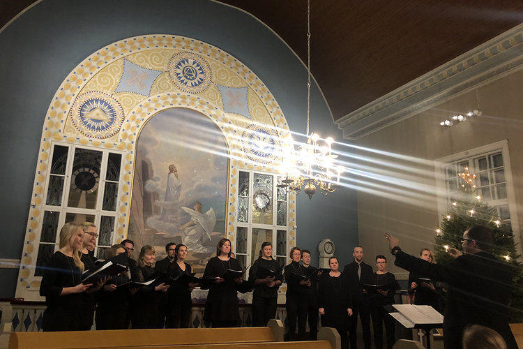 Musica Vocale laulaa Tarvasjoen kirkossa. Tomi Satomaa johtaa. Valonsäteet osuvat alttaritaulusta kuoron jo...