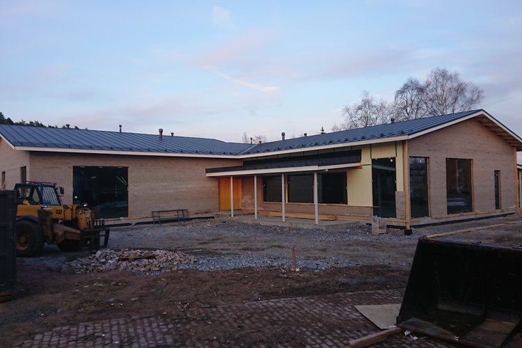 Kuva rakenteilla olevasta talosta rakennustyömaalla, kun työmaa illalla hiljentynyt.
