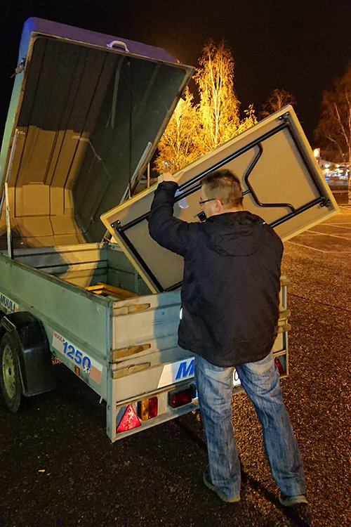 Ennakkoäänestyspistettä purkamassa Liedon S-marketilla. Seurakunnan kiinteistönhoitaja pakkaamassa peräkärryä.
