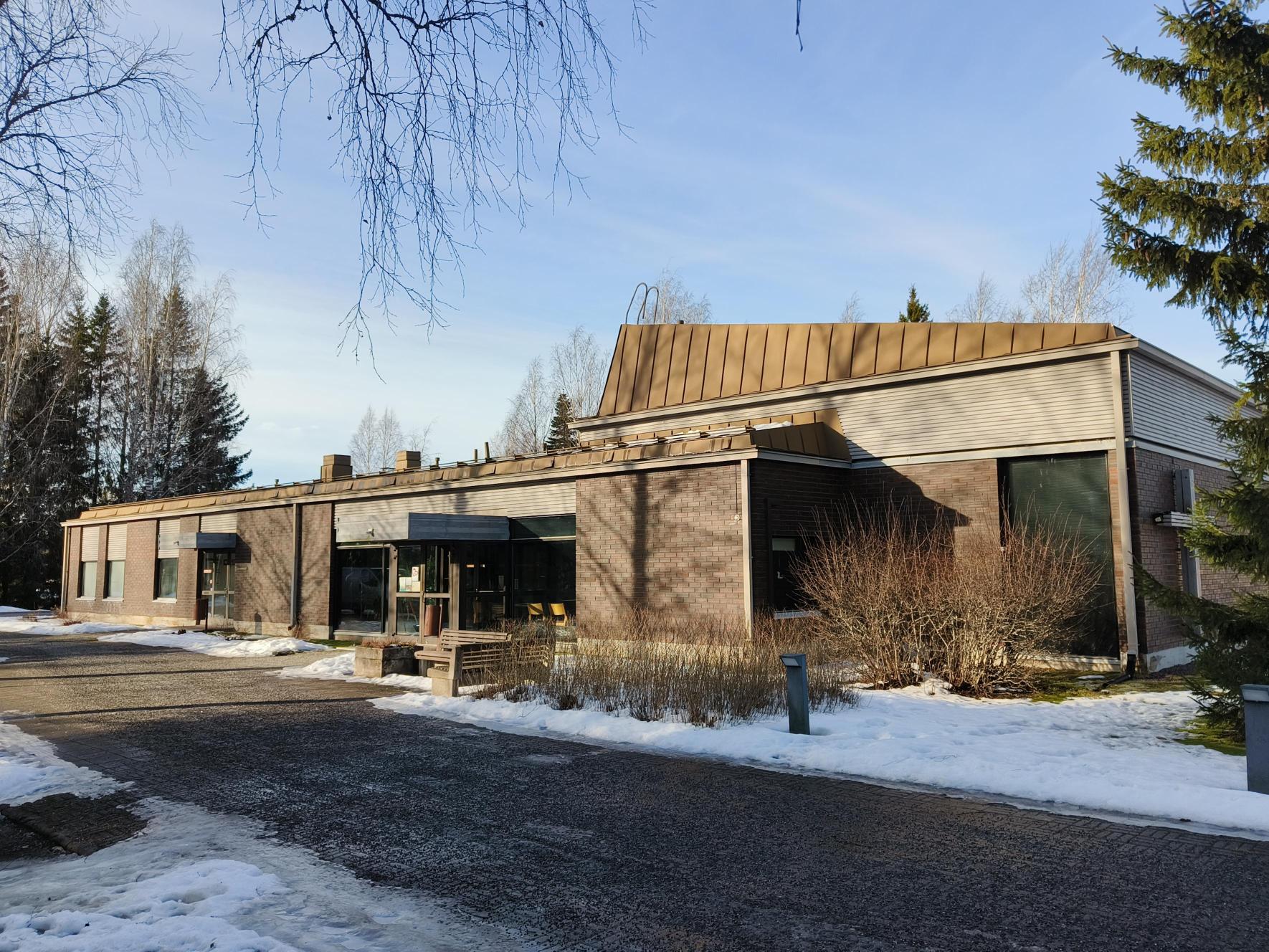 Matala tummasävyinen tiilirakennus.