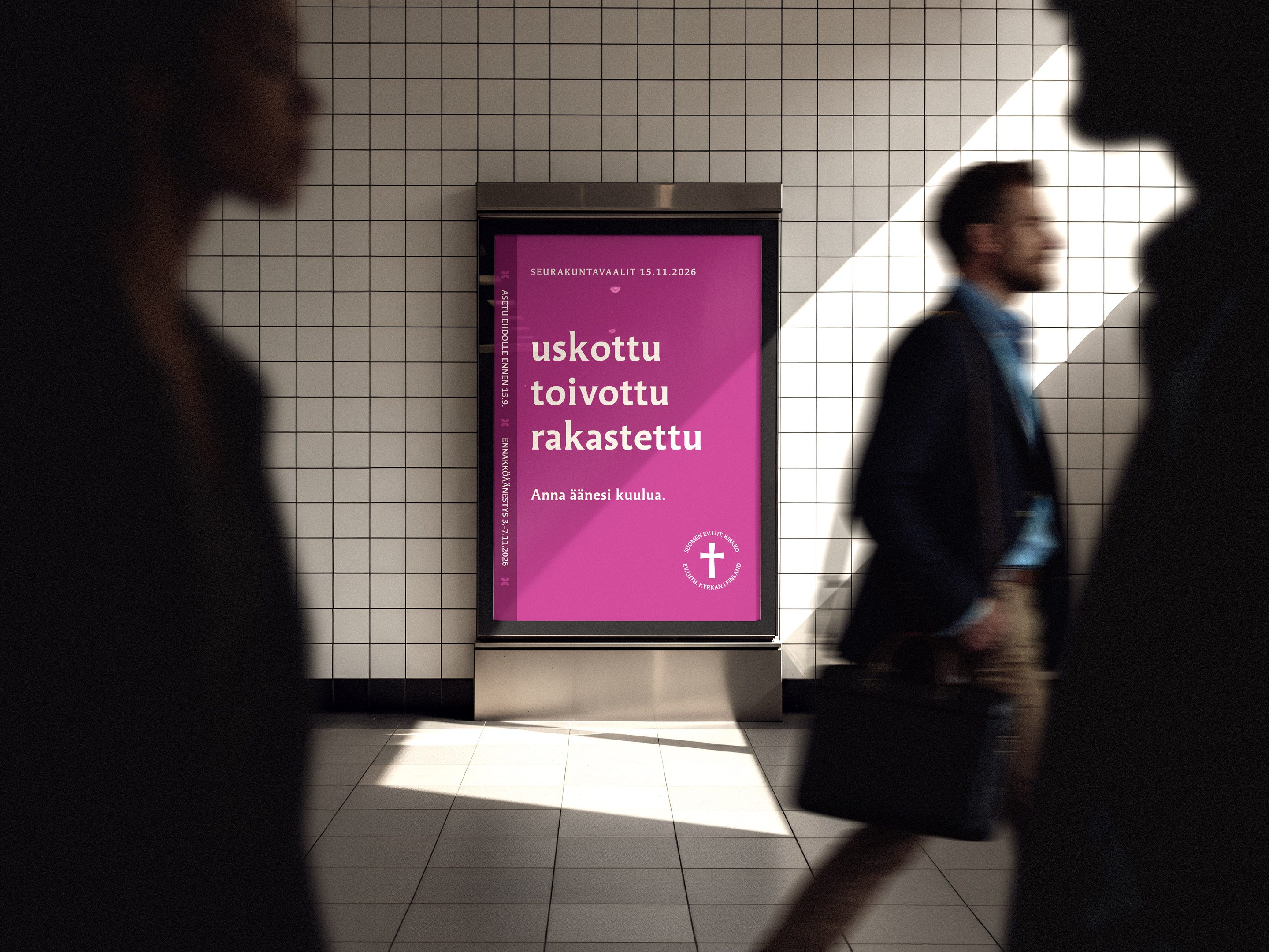 ​​​​Juliste, jossa on violetti tausta ja teksti "uskottu toivottu rakastettu". Taustalla kulkee ihmisiä, jotka ovat liikkeessä.