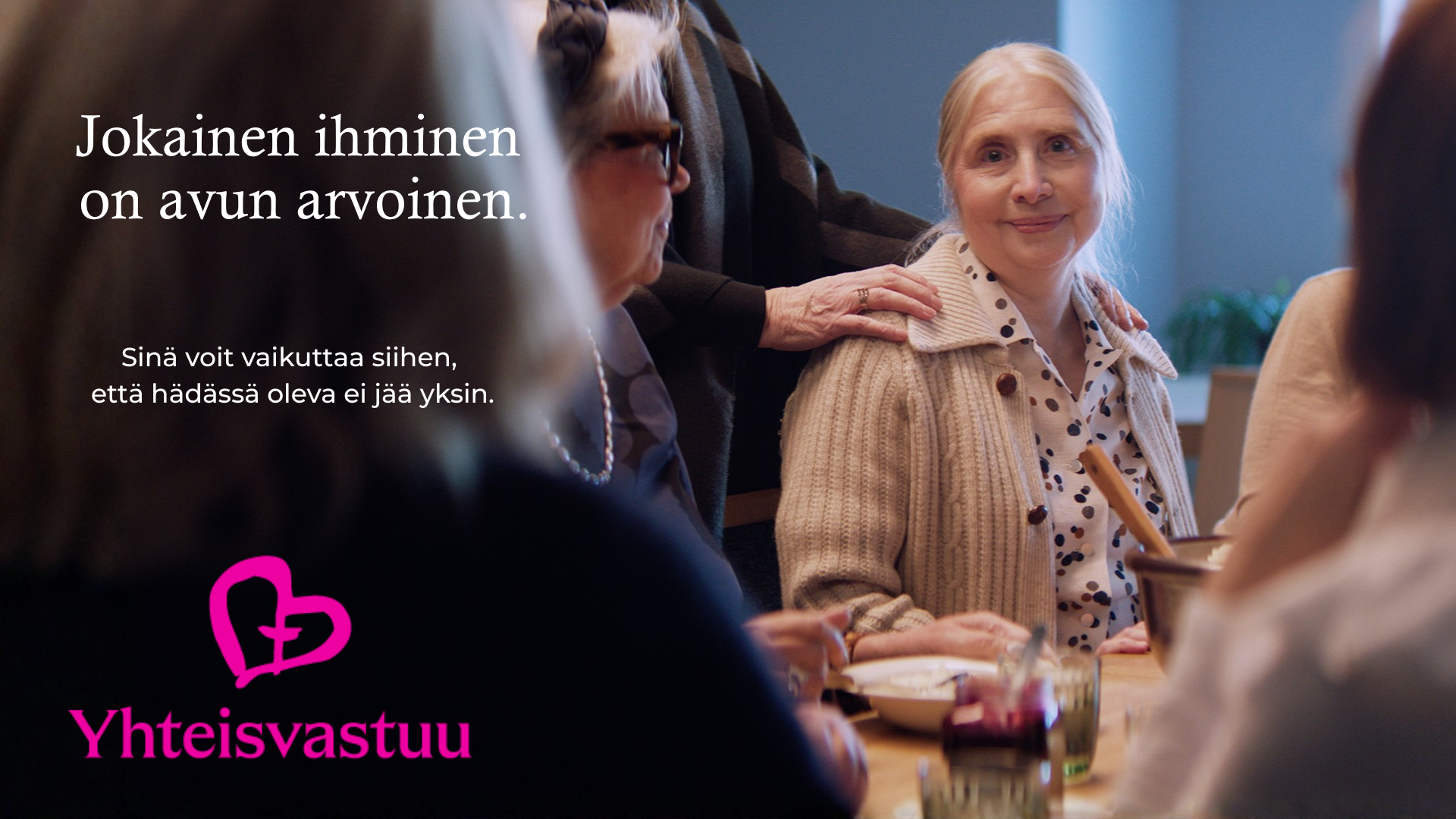 Yhteisvastuun kampanjakuvassa vanhus ihmisten ympäröimänä ja tekstinä jokainen ihminen on avun arvoinen. Sinä voit vaikuttaa siihen, että hädässä oleva ei jää yksin.